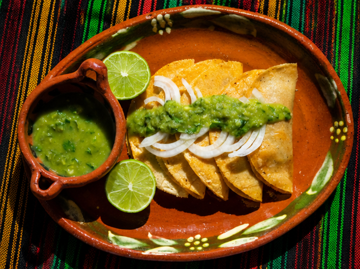 Tacos dorados con salsa verde